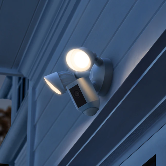 Ring Floodlight Cam Wired Plus - Cámara de seguridad inteligente para exteriores, blanca