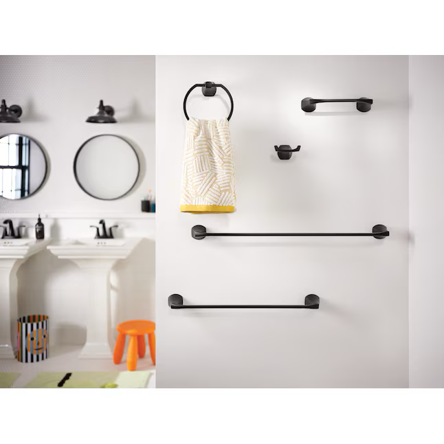 Juego de accesorios decorativos para baño Lindor de 3 piezas en negro mate de Moen con barra para toallas, soporte para papel higiénico y aro para toallas