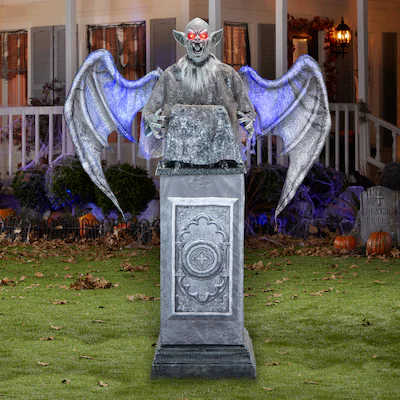 Gárgola LED parlante de 8 pies con alas en pedestal Haunted Living Animatronic