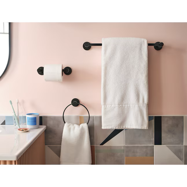 Juego de accesorios decorativos para baño de 3 piezas Avri de Moen en negro mate con barra para toallas, soporte para papel higiénico y aro para toallas