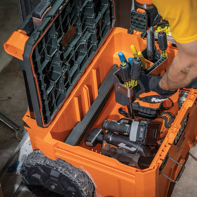 Klein Tools MODbox 22,6-Zoll-Werkzeugkasten aus orangefarbenem Kunststoff und Metall