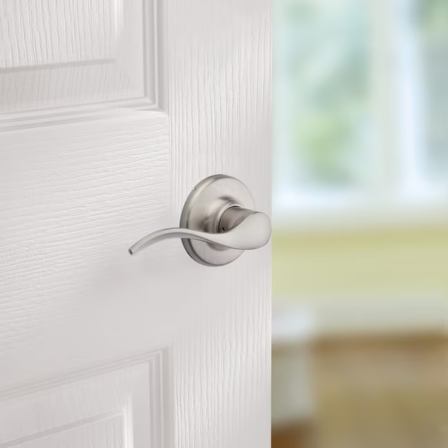 Kwikset Security Balboa manija de puerta de paso universal de níquel satinado