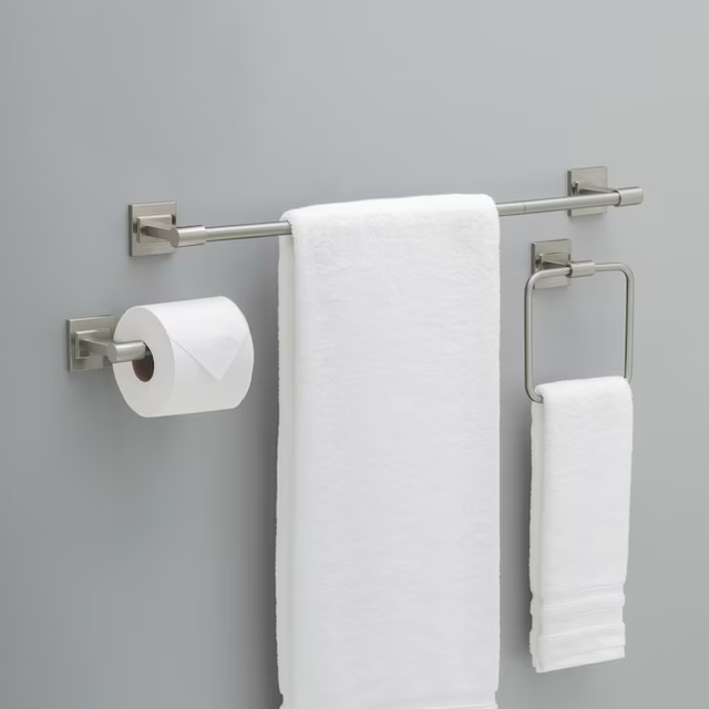 Juego de accesorios decorativos para baño de 3 piezas Mclaren Spotshield de níquel cepillado de Delta con barra para toallas, soporte para papel higiénico y aro para toallas