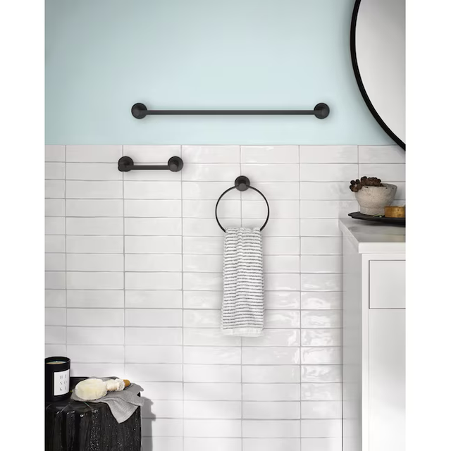 Juego de accesorios decorativos para baño de 3 piezas Avri de Moen en negro mate con barra para toallas, soporte para papel higiénico y aro para toallas