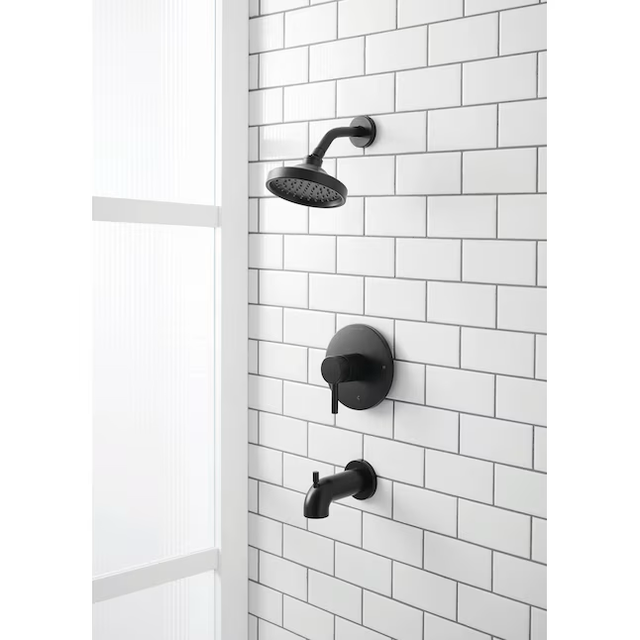 Grifo monomando para bañera y ducha redondo de una sola función Harlow de Allen + Roth, color negro mate, con válvula incluida