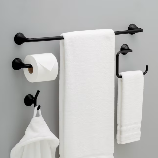 Juego de accesorios decorativos para baño Delta Eldren de 4 piezas en negro mate con soporte para papel higiénico, aro para toallas y gancho para bata